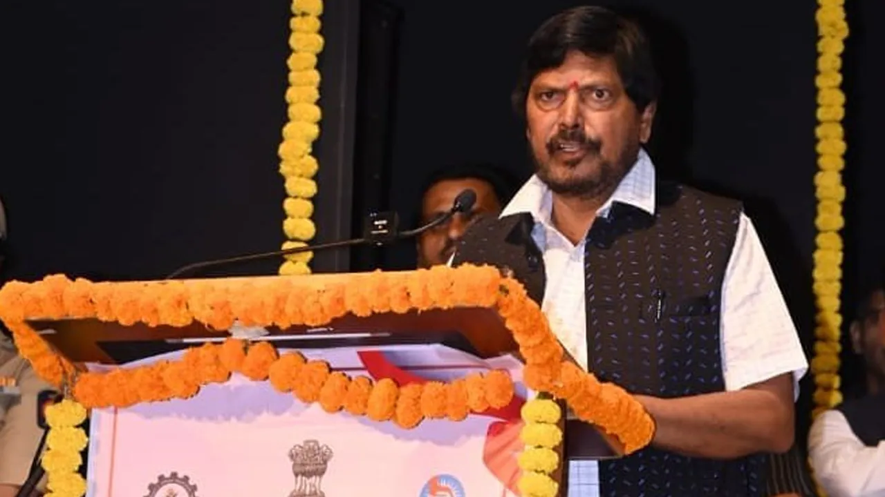 केंद्रीय मंत्री रामदास अठावले ने अपने ही सहयोगियों भाजपा और शिवसेना को 'विश्वासघाती' क्यों कहा?