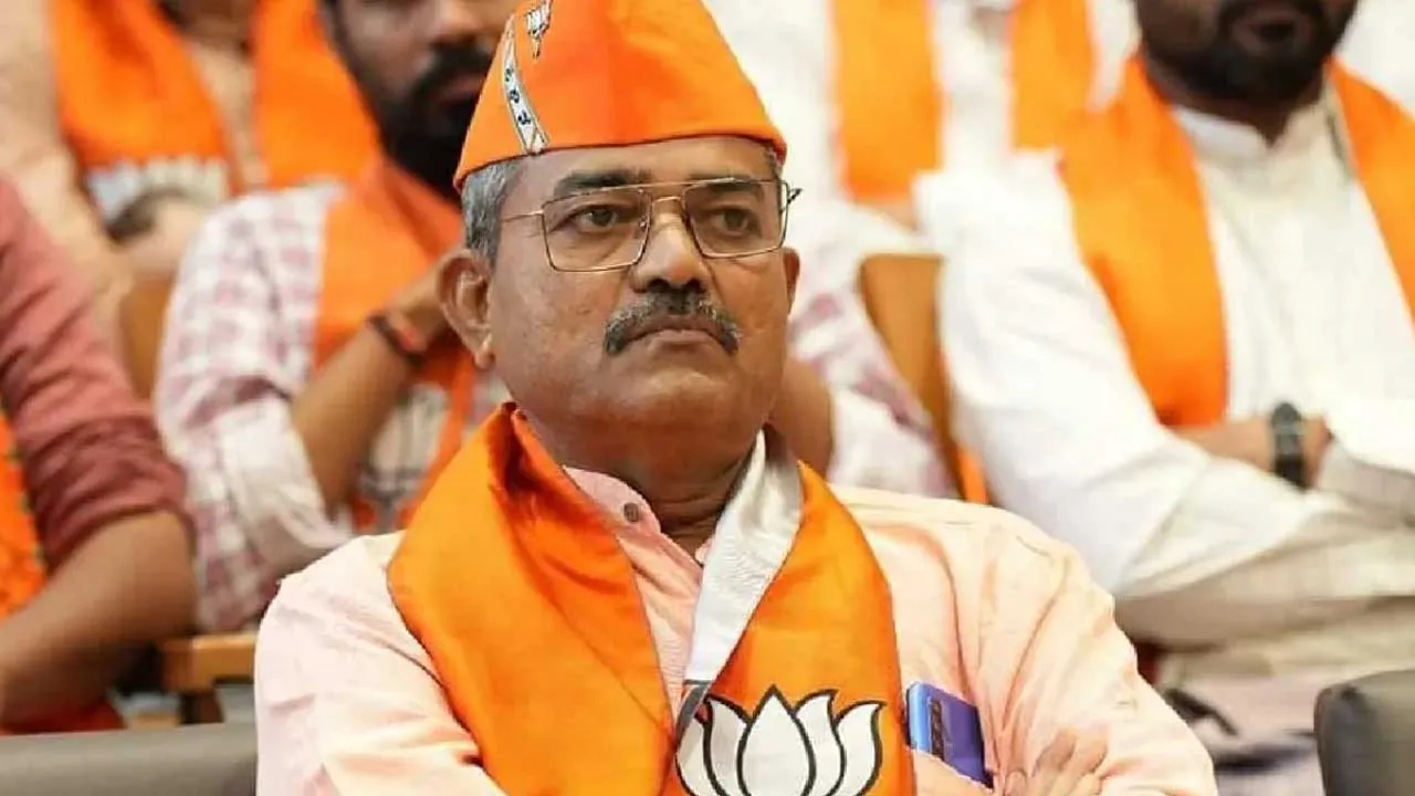 गुजरात BJP स्टेट टीम के मेंबर राजूभाई आज भी संगठन के लिए बस से सफ़र करते हैं