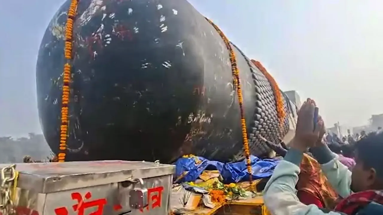 बिहार के मोतिहारी में स्थापति हुआ दुनिया का सबसे बड़ा शिवलिंग, 210 टन वजनी शिवलिंग को तराशने में लग गए 10 साल