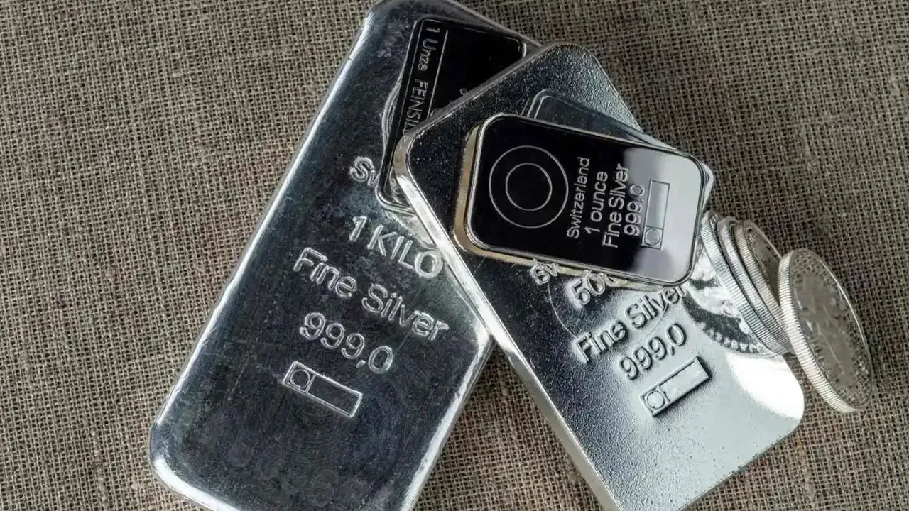 चांदी की कीमतों में आई 'सुनामी': भारतीय बाजार में कीमत ₹3 लाख के पार, सिर्फ 30 दिनों में ₹1 लाख का उछाल