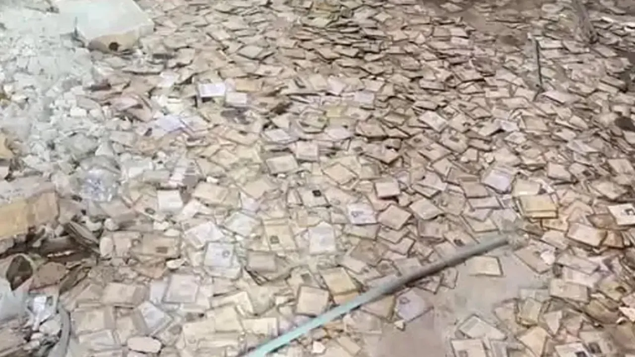 पोरबंदर की पुरानी कोर्ट में लावारिस हालत में मिले हजारों चुनाव कार्ड और आधार कार्ड, अधिकारी ने बताया कारण