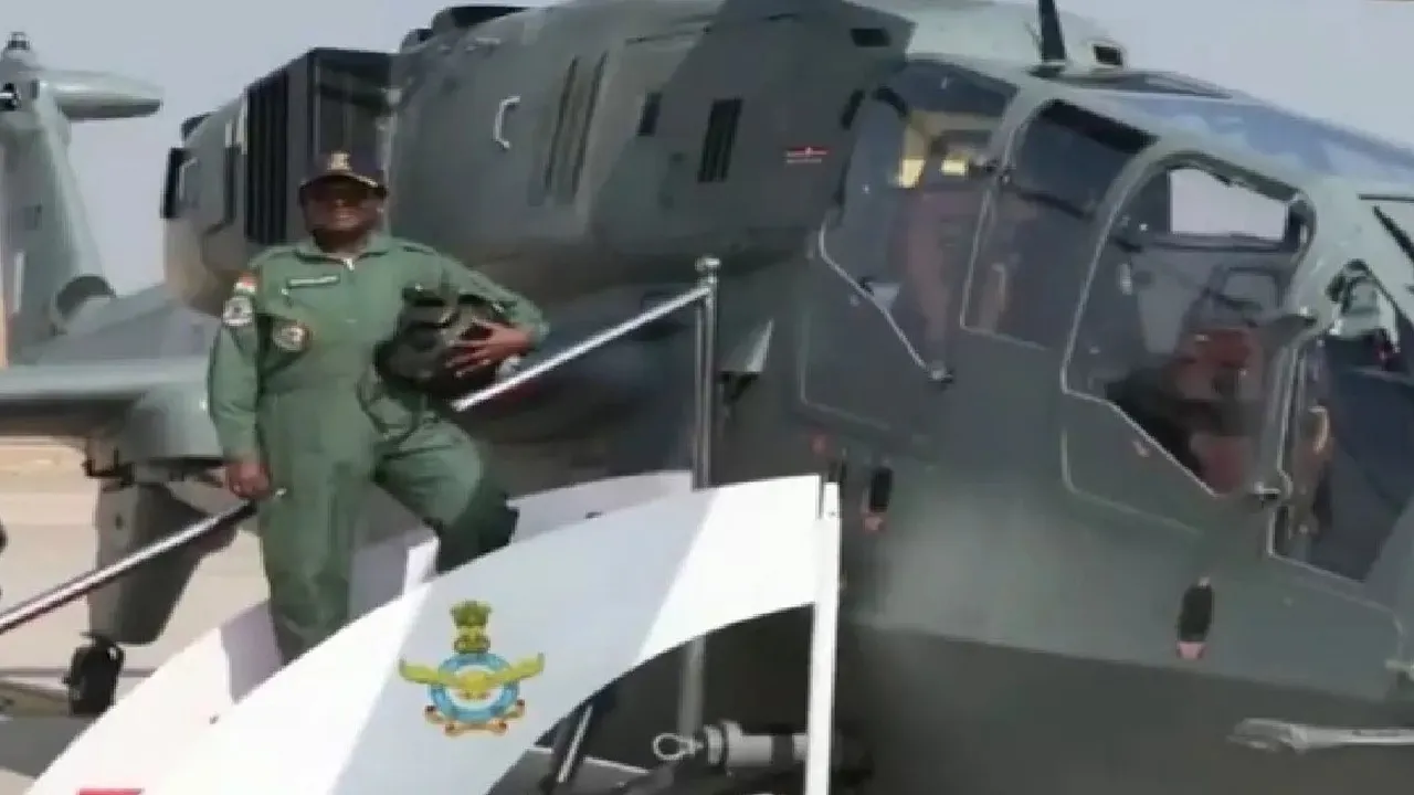 फाइटर हेलिकॉप्टर प्रचंड में द्रौपदी मुर्मू ने भरी उड़ान, ऐसा करने वाली पहली राष्ट्रपति; बोलीं- जय हिंद, जय भारत