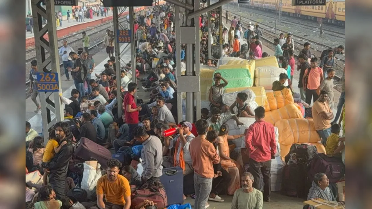 घर जाने के लिए सूरत स्टेशन पर यूपी-बिहार के यात्री कर रहे संघर्ष, 12-14 घंटे कतार में लगे