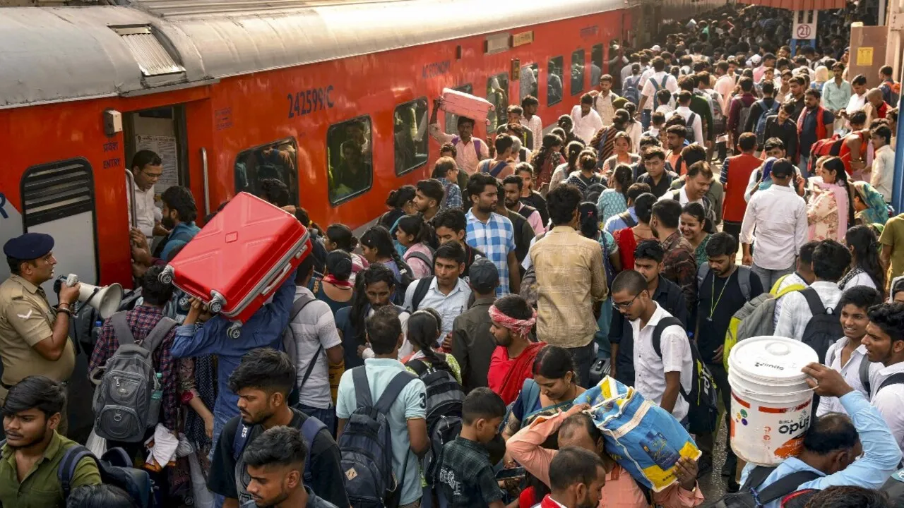 68f44e469ca5d-crowd-on