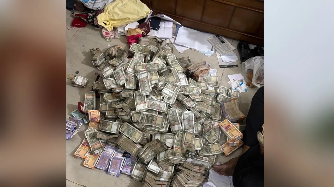 30 हजार की रिश्वत लेते पकड़ा गया सरकारी अधिकारी, फिर घर पर छापे पड़े तो जहां देखो वहां नोटों के ढेर थे