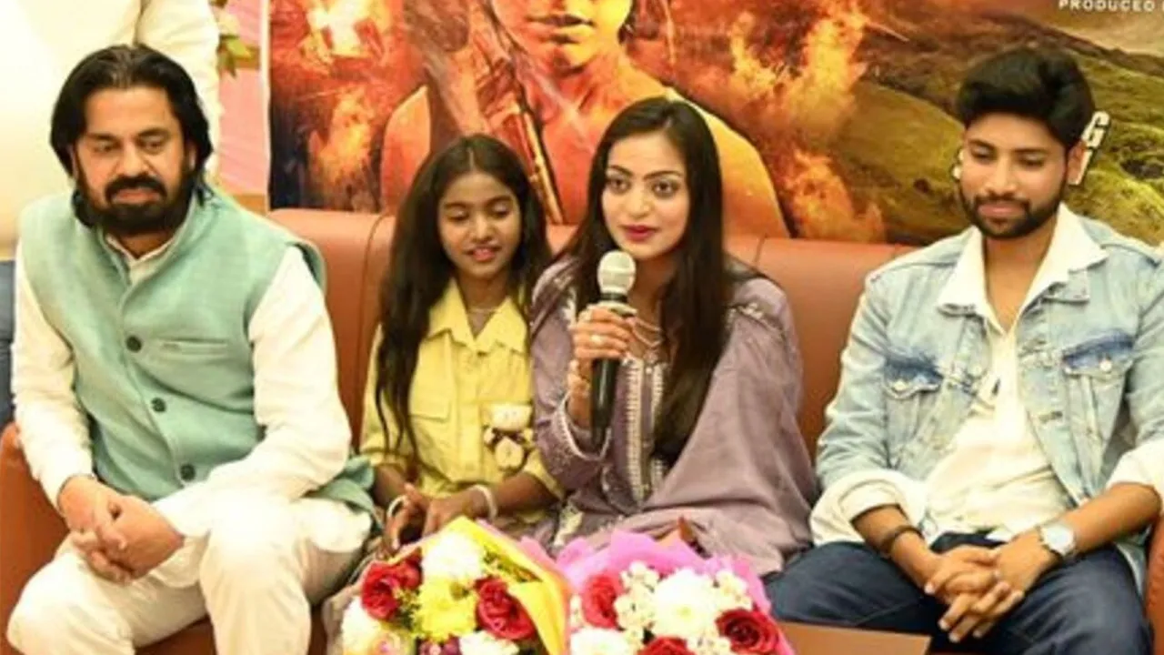 कुंभ की वायरल गर्ल मोनालिसा पहुंचीं प्रयागराज, पहली फिल्म की कमाई से करेंगी यह काम