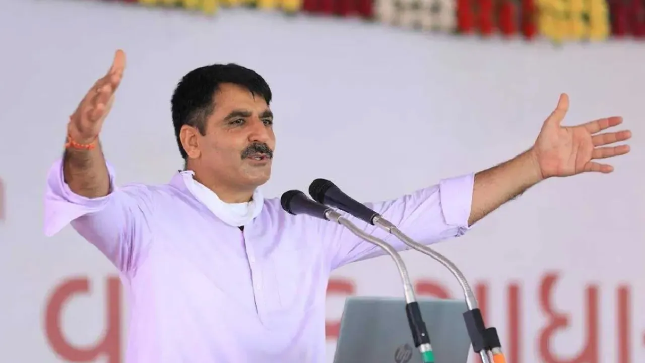 शंकरभाई चौधरी: जिन्होंने पशुपालन, कृषि, सहकारिता और राजनीति में अपनी ज़िम्मेदारियां निभाकर बदली कई लोगों की तकदीर