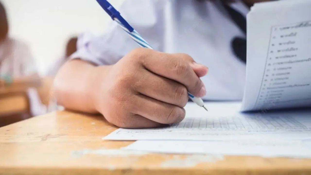 गुजरात बोर्ड: कक्षा 10 के गुजराती प्रश्नपत्र में गड़बड़ी, गलतियों के कारण छात्रों और अभिभावकों में रोष