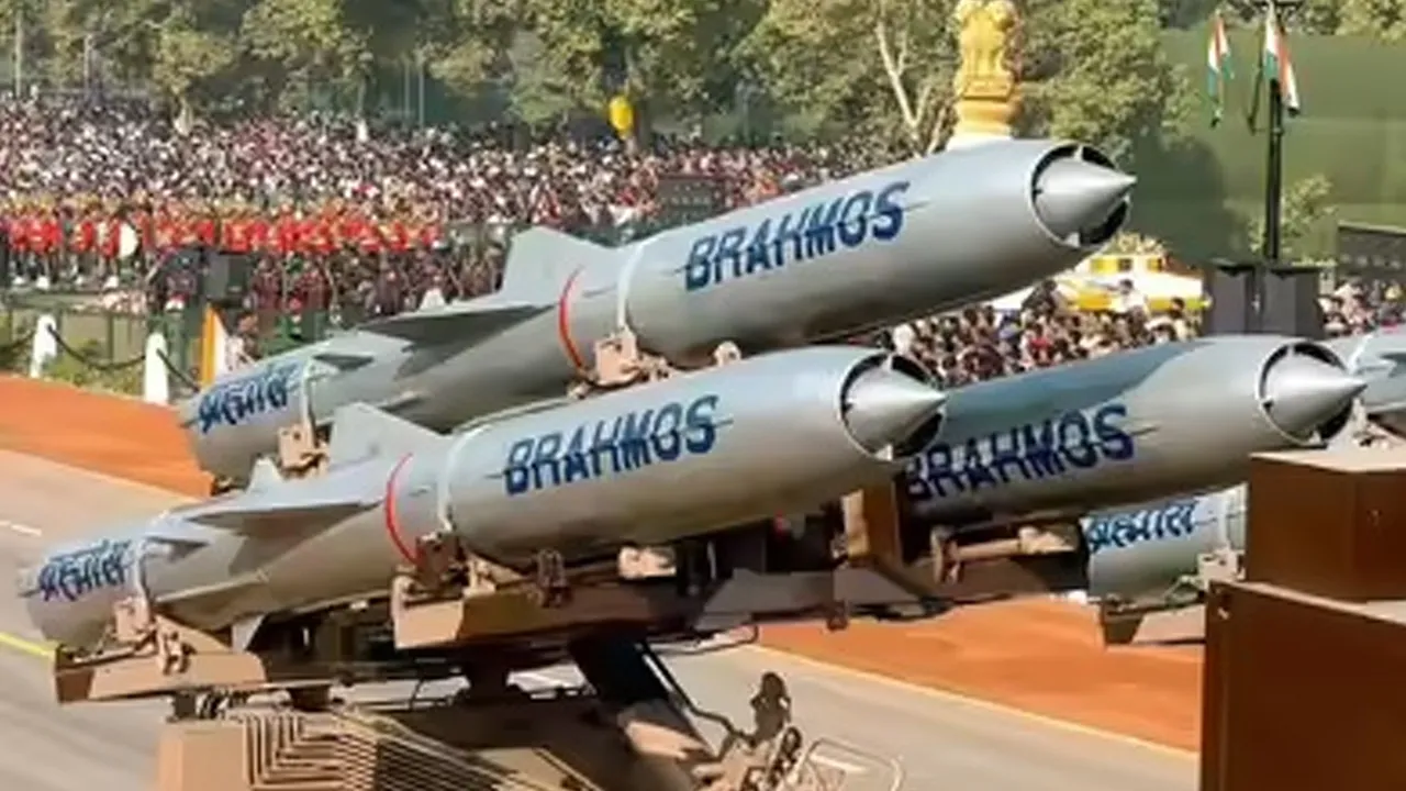 भारत अब 800 किमी रेंज वाली ब्रह्मोस मिसाइल खरीदेगी, लंबी दूरी की मिसाइलों की अहमियत क्यों बढ़ रही है?