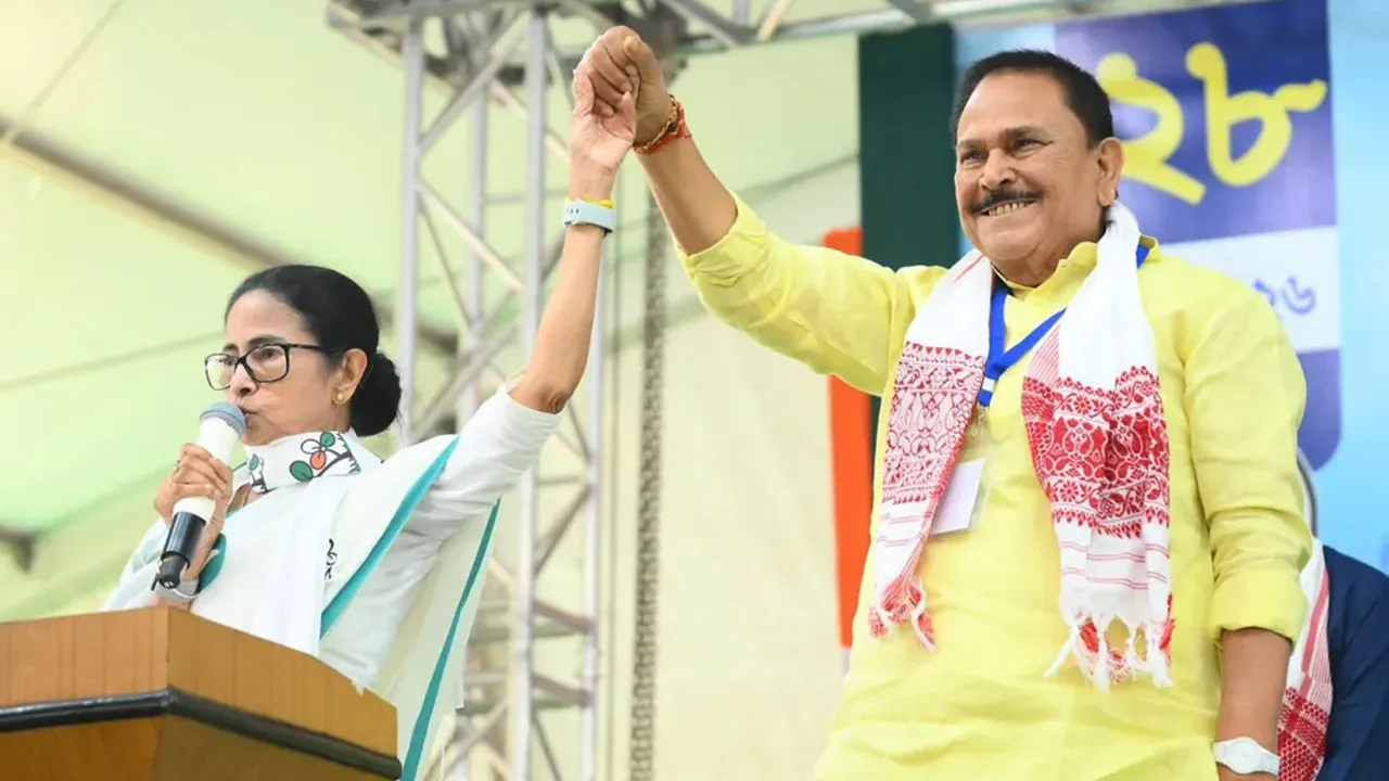  विधायक के बेटे ने लगाई लाल बत्ती, तो ममता बनर्जी ने मंच से ही लगा दी क्लास