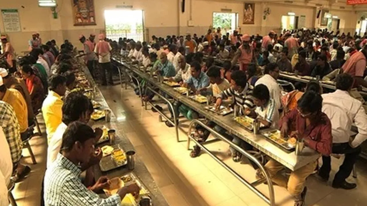 भारत में गैस की किल्लत, लेकिन शिर्डी में बिना परेशानी 40 हजार भक्तों के लिए हर रोज बन रहा है भोजन, आखिर कैसे?