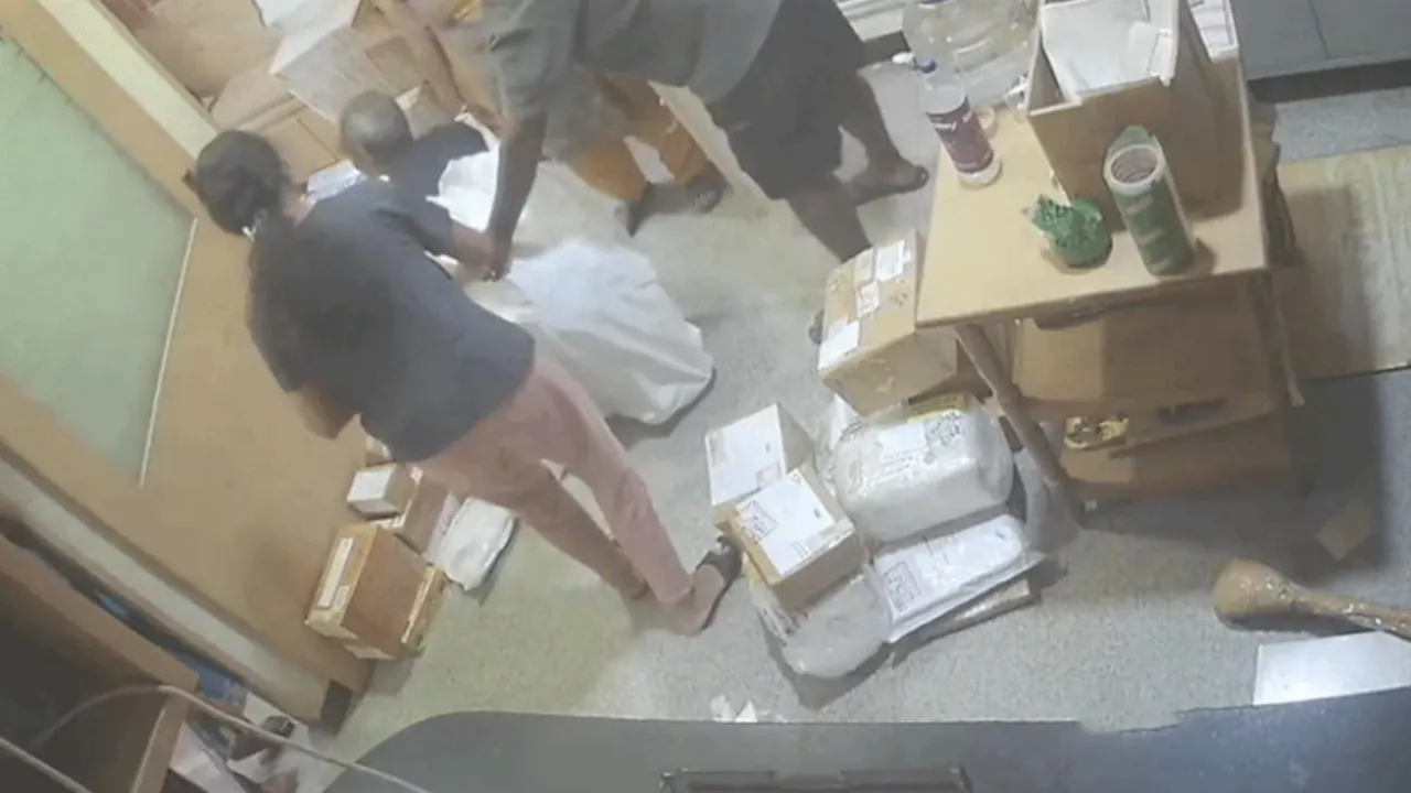 रील का पागलपन: बहू-बेटे ने बुजुर्ग पिता को बोरे में बंद कर 'पार्सल' बनाया, कुरियर ऑफिस में पैकेट खुला तो दंग रह गए कर्मचारी