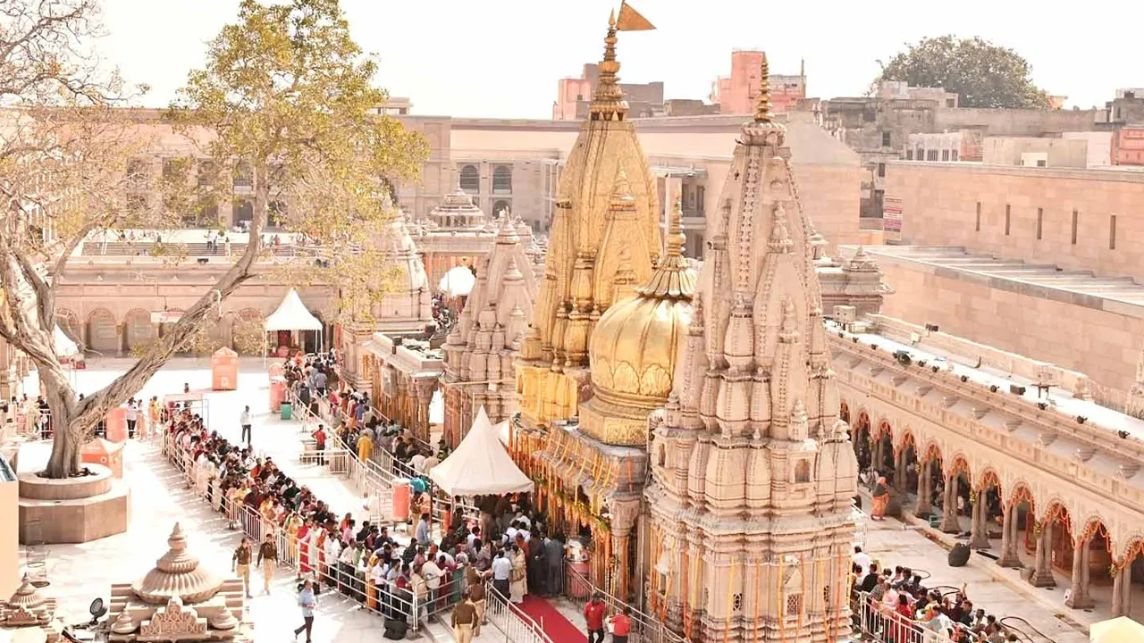 काशी विश्वनाथ मंदिर की अनोखी पहल: महिला दिवस पर महिलाओं को मिलेगी दर्शन करने की विशेष सुविधा, नहीं देना होगा कोई शुल्क
