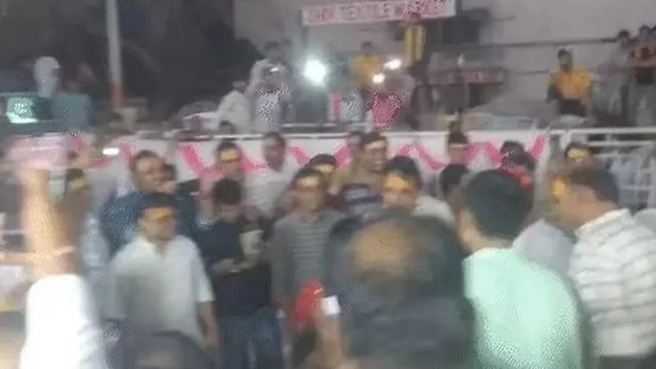 सूरत के टेक्सटाइल मार्केट में फागोत्सव कार्यक्रम विवाद के बीच महिला से ‘तू चीज बड़ी है मस्त’ पर डांस करवाया गया