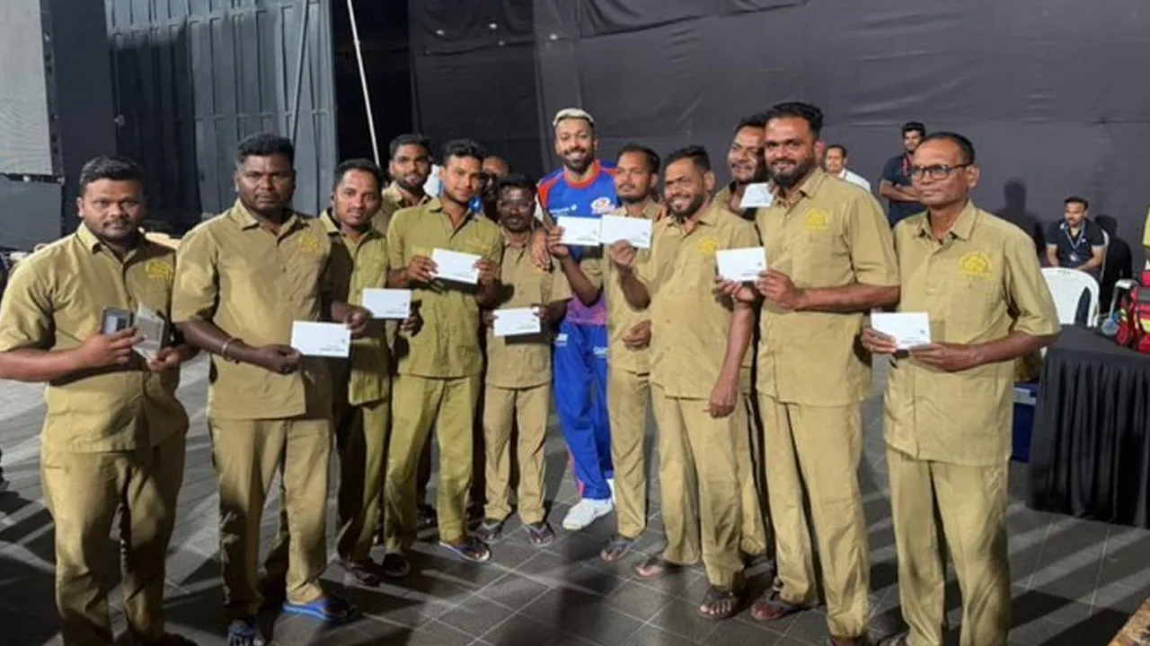  दरियादिली: हार्दिक ने वानखेड़े स्टेडियम के ग्राउंड स्टाफ को 10-10 लाख रुपये के चेक दिए
