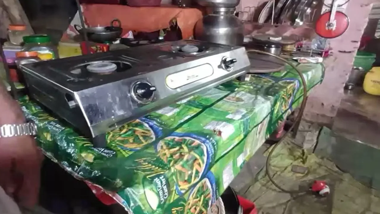 चोरों का बदला मिजाज: तिजोरी छोड़ किचन में घुसे चोर, कीमती जेवर छोड़ उठा ले गए गैस सिलेंडर