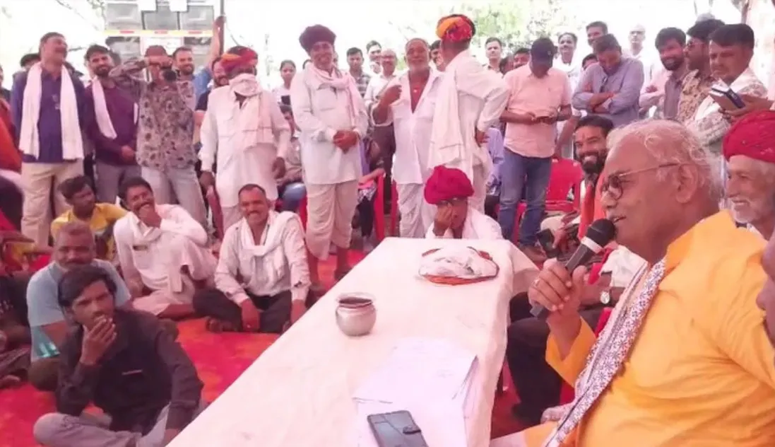 मंत्रीजी ने गांव वालो के सामने रखी शर्त, कहा विकास कराऊंगा लेकिन शराब छोड़नी होगी