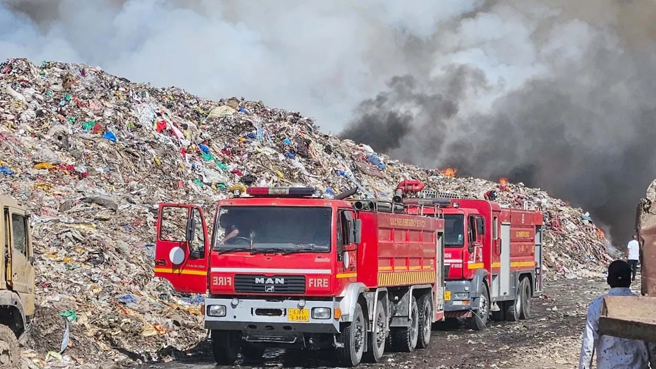11 दिनों से जल रहा है खजोद डंपिंग साइट, लोगों का दम घुट रहा, जहरीले धुएं से बच्चों-बुजुर्गों का स्वास्थ्य बिगड़ा, जिम्मेवार कौन?