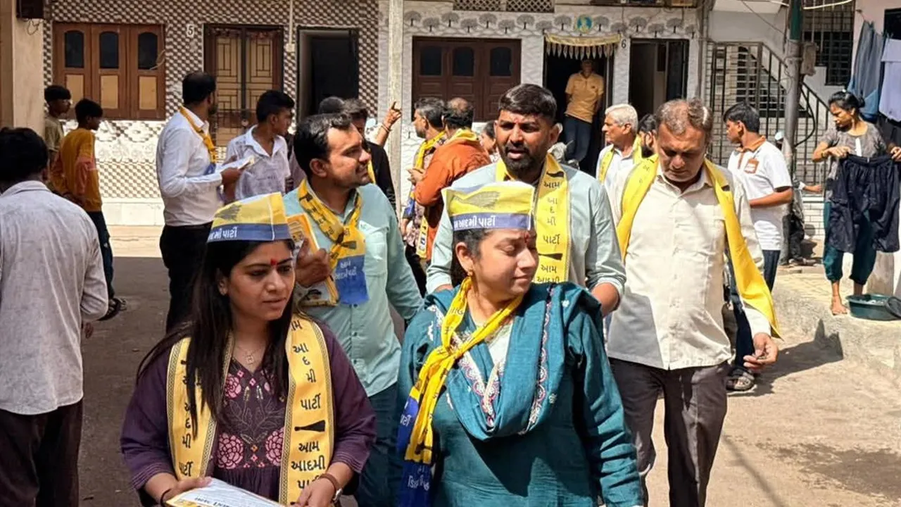 सूरत में चुनावी पारा हाई, नामांकन वापसी के आखिरी दिन आप ने अपने सभी 111 उम्मीदवारों को फार्महाउस में किया ‘नजरबंद’