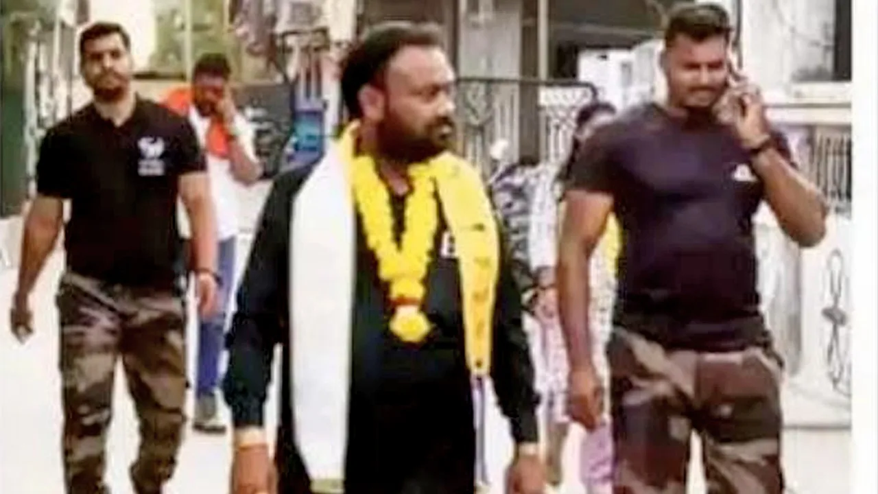 सूरत: आम आदमी पार्टी के उम्मीदवार कल्पेश बारोट बाउंसर के भरोसे, शरीर पर भारी-भरकम सोना और साथ में बॉडीगार्ड