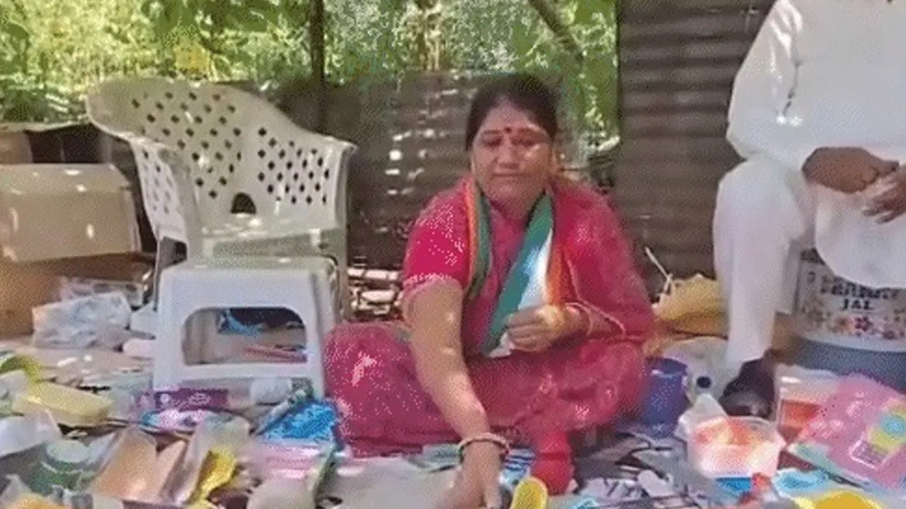 गुजरात में निकाय चुनाव: अहमदाबाद में कांग्रेस ने फुटपाथ पर खिलौने बेचने वाली महिला को टिकट दिया, प्रत्याशी बोलीं- यह गर्व का पल