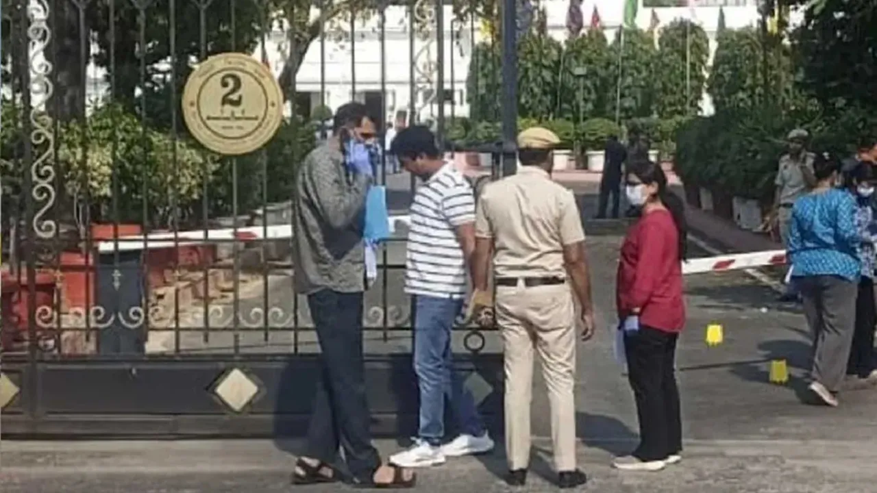 दिल्ली विधानसभा में सुरक्षा में बड़ी चूक: अज्ञात कार गेट तोड़कर अंदर घुसी