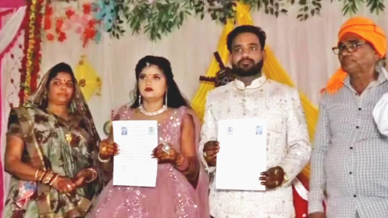 ललितपुर में अनोखी शादी: न अग्नि के फेरे, न मंत्रोच्चार; सौरभ-नेहा ने संविधान को साक्षी मानकर रचाई शादी
