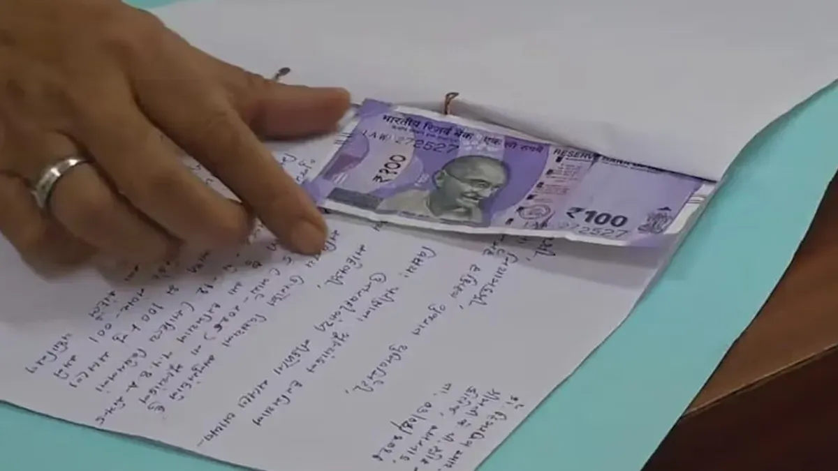 सूरत: कॉलेजों में प्रोफेसरों को रिझाने का नुस्खा: ‘उत्तरपुस्तिका में 100 रुपये की नोट रखकर लिखा- ‘सर-मैडम, प्लीज मुझे पास कर दीजिए’
