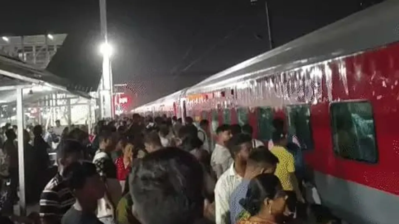 कोलकाता: ममता दीदी के 'गढ़' में सेंध लगाने की तैयारी! सूरत से बंगाल के लिए BJP की 'वोटर्स स्पेशल' ट्रेन, पार्टी उठाएगी पूरा खर्च