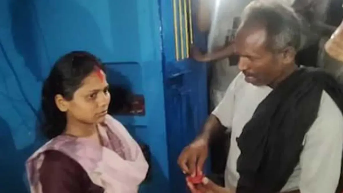 कटिहार: 60 साल के बुजुर्ग पर आया 22 साल की लड़की का दिल; ग्रामीणों ने मंदिर में कराई शादी