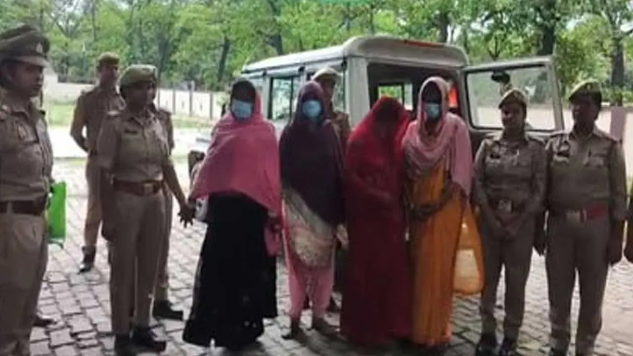  महाराजगंज: शादी के नाम पर ठगी करने वाली 4 'लुटेरी दुल्हनें' गिरफ्तार; गूंगी-बहरी होने का नाटक कर लूटती थीं गहने और नकदी