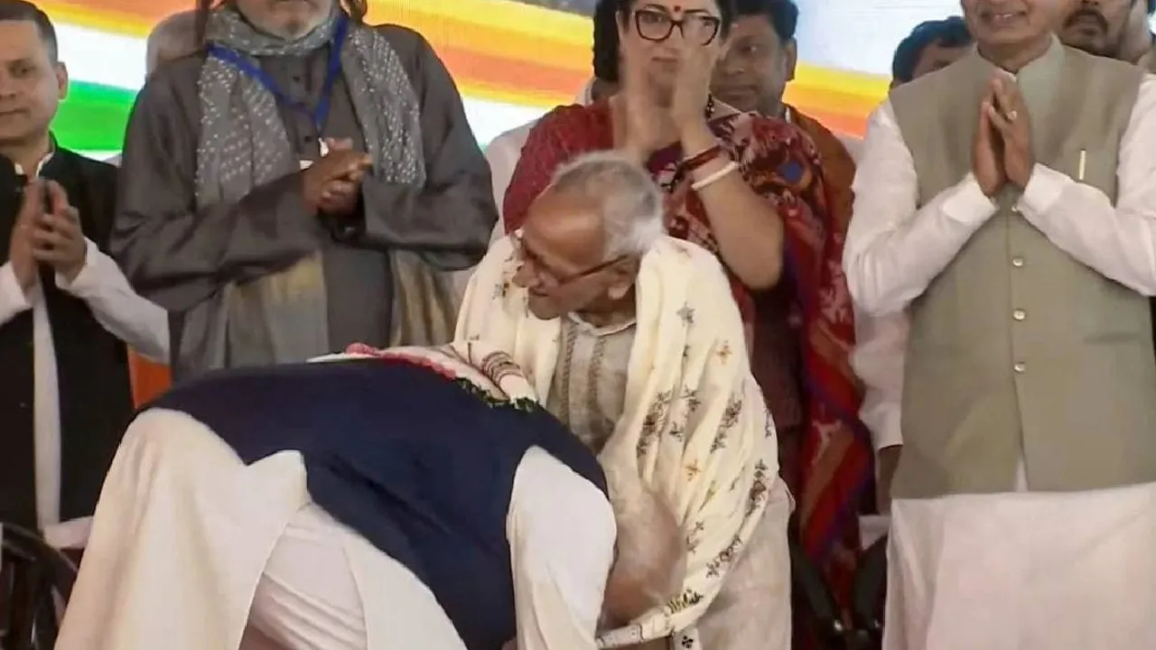 पश्चिम बंगाल: मंच पर अचानक किसके पैर छूने लगे प्रधानमंत्री? आखिर कौन हैं माखनलाल; जिन्हें नमन करने के लिए मोदी खुद को रोक नहीं पाए