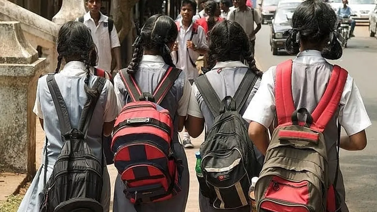 सूरत में प्राइवेट स्कूलों के बजाय बच्चों का रुझान सरकारी स्कूलों की तरफ क्यों बढ़ रहा? क्या स्मार्ट क्लास, डिजिटल शिक्षा है बड़ी वजह?