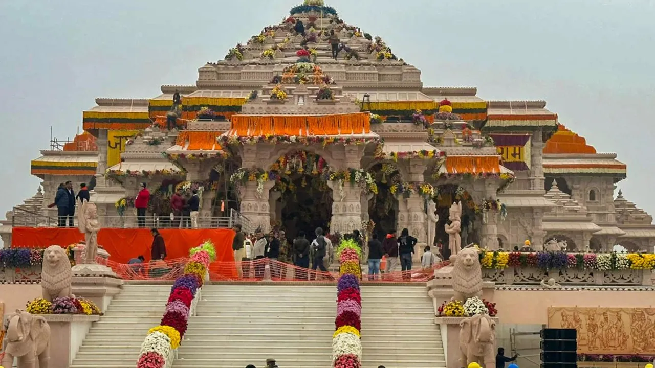 राम मंदिर में चढ़ावा चोरी का मामला: छोटे कर्मचारियों की गिरफ्तारी, बड़े लोगों का बचाव, जनता के बीच क्या संदेश जाएगा?