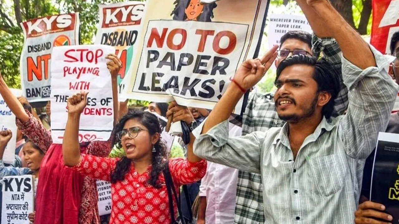 नीट पेपर लीक से कई परिवारों ने अपने बच्चों को खोया, पैरेंट्स का दर्द- पेपर तो दोबारा करवा लोगे, लेकिन बच्चों को दोबारा कैसे लौटा पाओगे?