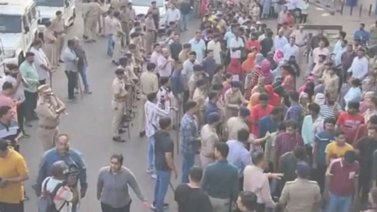 गुजरात में आधी रात पुलिस का बड़ा ऑपरेशन, 320 से ज्यादा संदिग्ध बांग्लादेशी हिरासत में