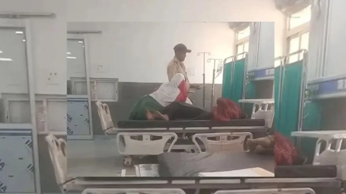 मध्य प्रदेश: डॉक्टर की जगह सिक्योरिटी गार्ड ने संभाली जिम्मेदारी, मरीजों का इलाज करता हुआ दिखाई दिया!