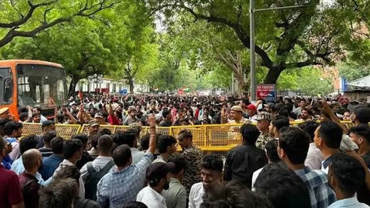 देशभर में प्रदर्शन और बवाल के बाद भी सरकार धर्मेंद्र प्रधान का इस्तीफा क्यों नहीं ले रही है, मोदी की छवि समेत इसके पीछे कई बड़े कारण हैं…