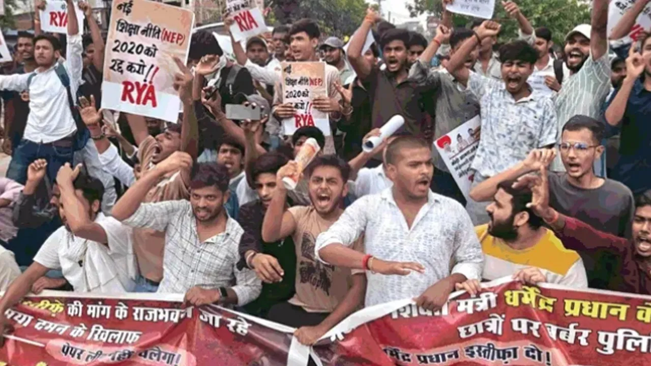 NEET पेपर लीक मामले पर देशभर में प्रदर्शन, बिहार बंद के दौरान कई जिलों में हिंसा; पुलिस-छात्रों में झड़प