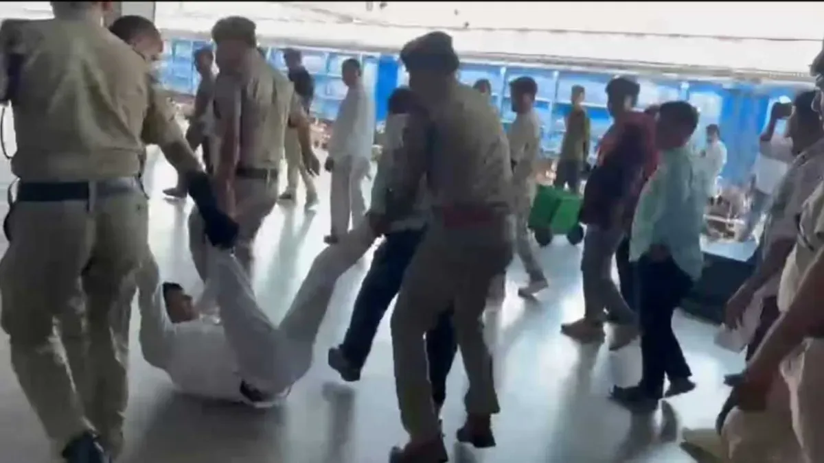 आगरा: RPF जवानों ने डिप्टी स्टेशन सुपरिंटेंडेंट को स्टेशन पर घसीटा, फिर हुई बड़ी कार्रवाई