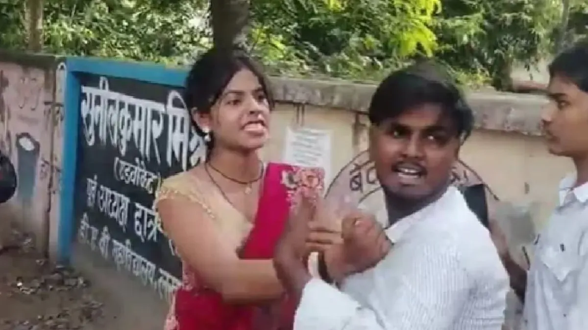 हरदोई: महिला थाने के बाहर हाई-वोल्टेज ड्रामा, दहेज में मिली बाइक को लेकर भिड़े पति-पत्नी