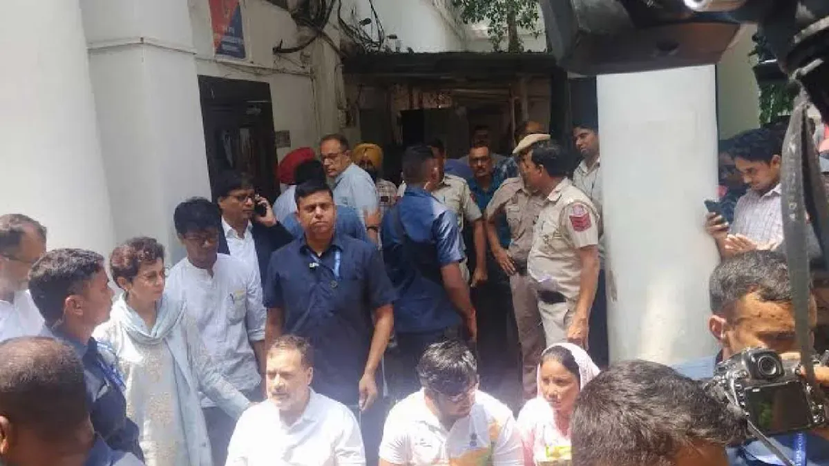 दिल्ली: FIR दर्ज न होने पर थाने पहुंचे राहुल गांधी, पैलेट गन पीड़ित के लिए दिया धरना