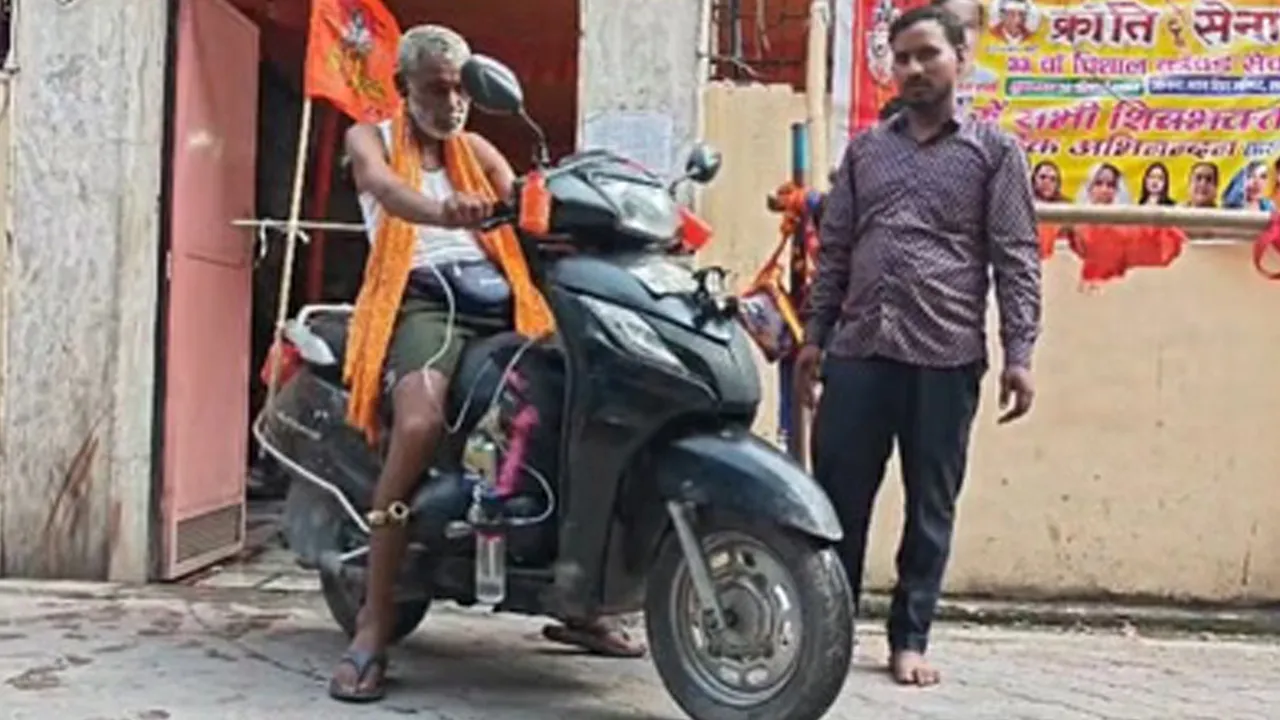 भोले की भक्ति से बीमारी भी हारी! 80 साल के परशुराम ऑक्सीजन सिलिंडर के सहारे स्कूटी से निकले कांवड़ यात्रा पर