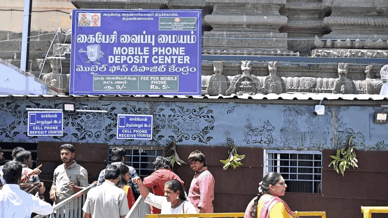 मंदिरों में ‘रील कल्चर’ पर लगाम: तमिलनाडु के 52 मंदिरों में स्मार्टफोन बैन, VIP भी नहीं बना सकेंगे फोटो-वीडियो; यह क्यों जरूरी