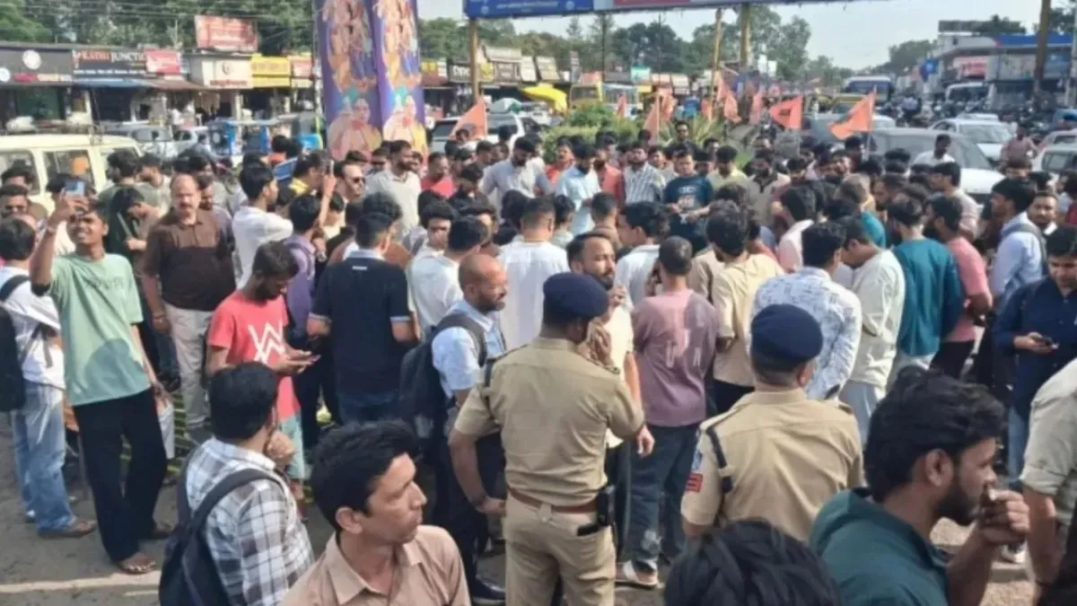 छिंदवाड़ा में भगवा ध्वज हटाने पर बवाल, विरोध के बाद म्युनिसिपल कमिश्नर ने खुद लगाया ध्वज