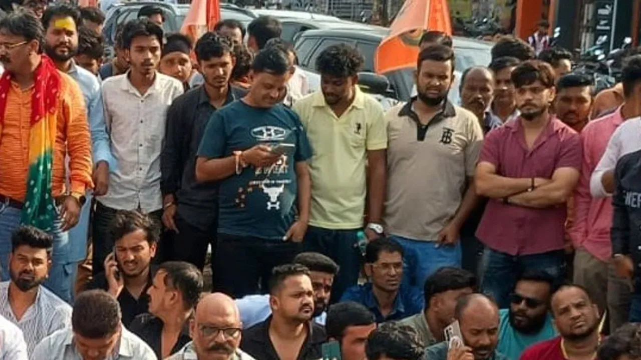 chhindwara-saffron-flag-removal1 