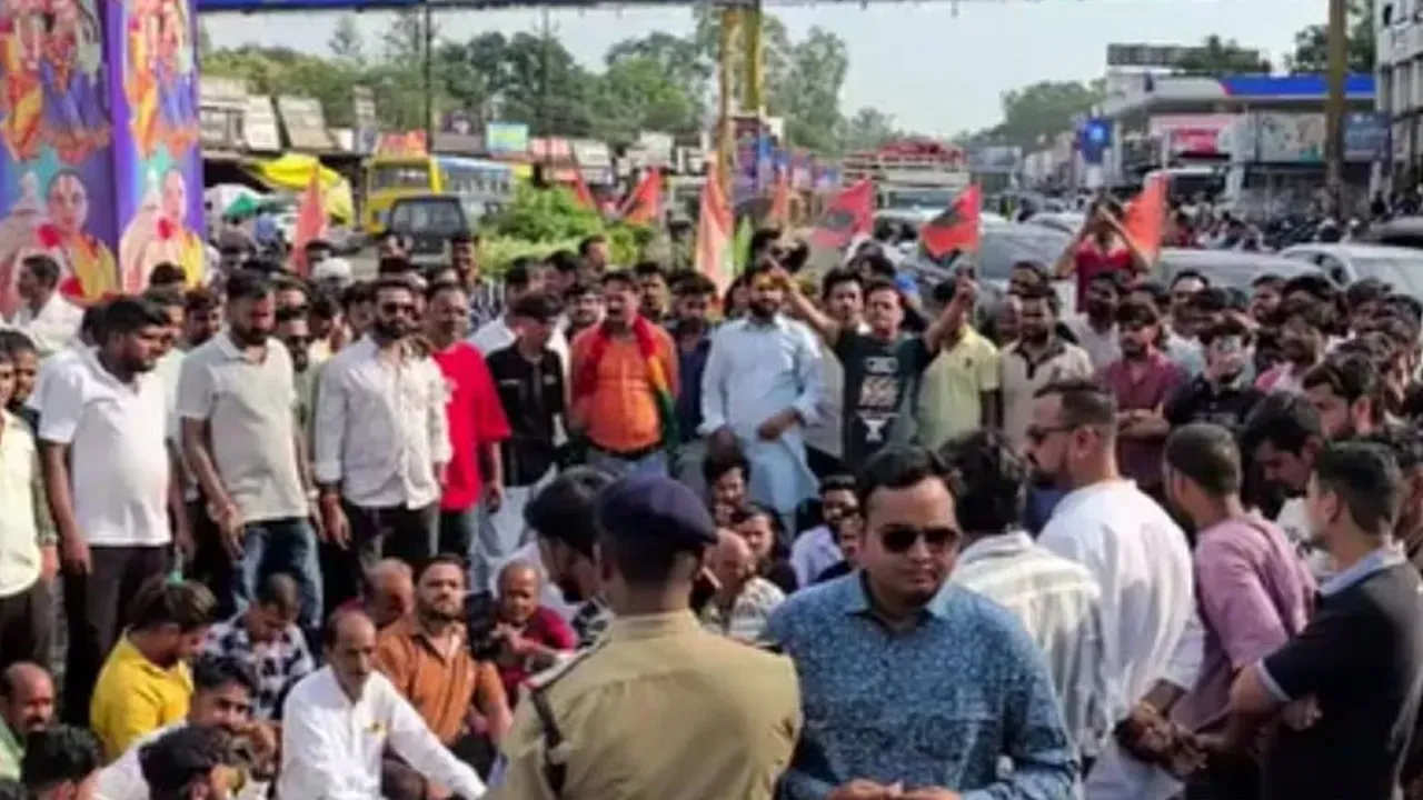 chhindwara-saffron-flag-removal2 