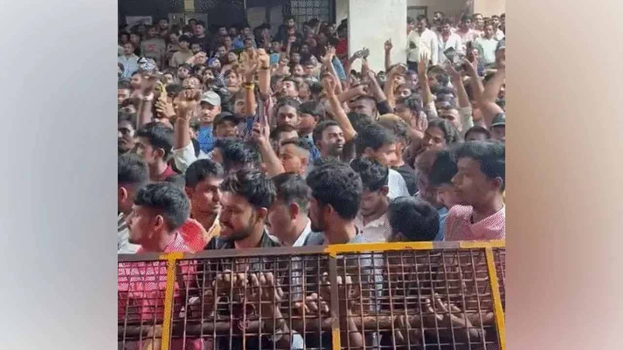 सूरत कलेक्टर कार्यालय पर श्रमिकों का हल्लाबोल, बोले- ‘हक मांगते हैं, भीख नहीं... रविवार को छुट्टी दो, 8 घंटे...’, जानिए क्या है पूरा मामला
