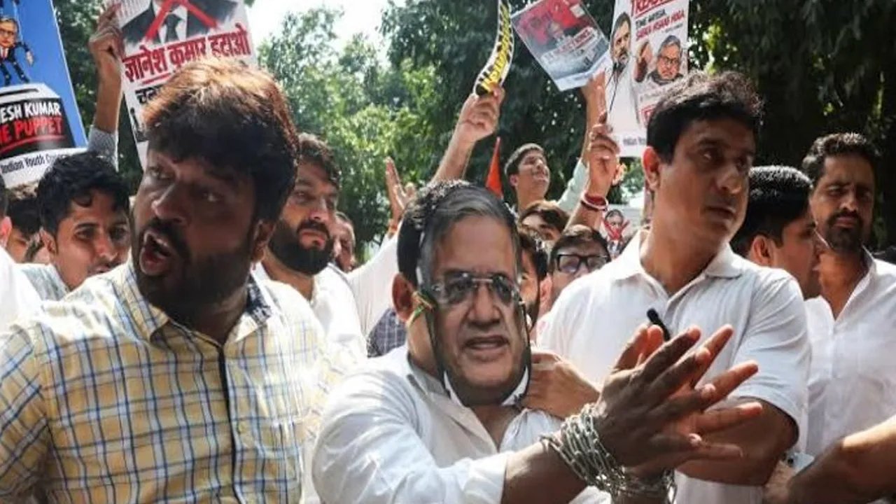 SIR पर देश में फिर बवाल, आयोग बोला- जहां एसआईआर हो चुका, वहां विशेष अभियान चला छूटे मतदाताओं के नाम जोड़ेंगे