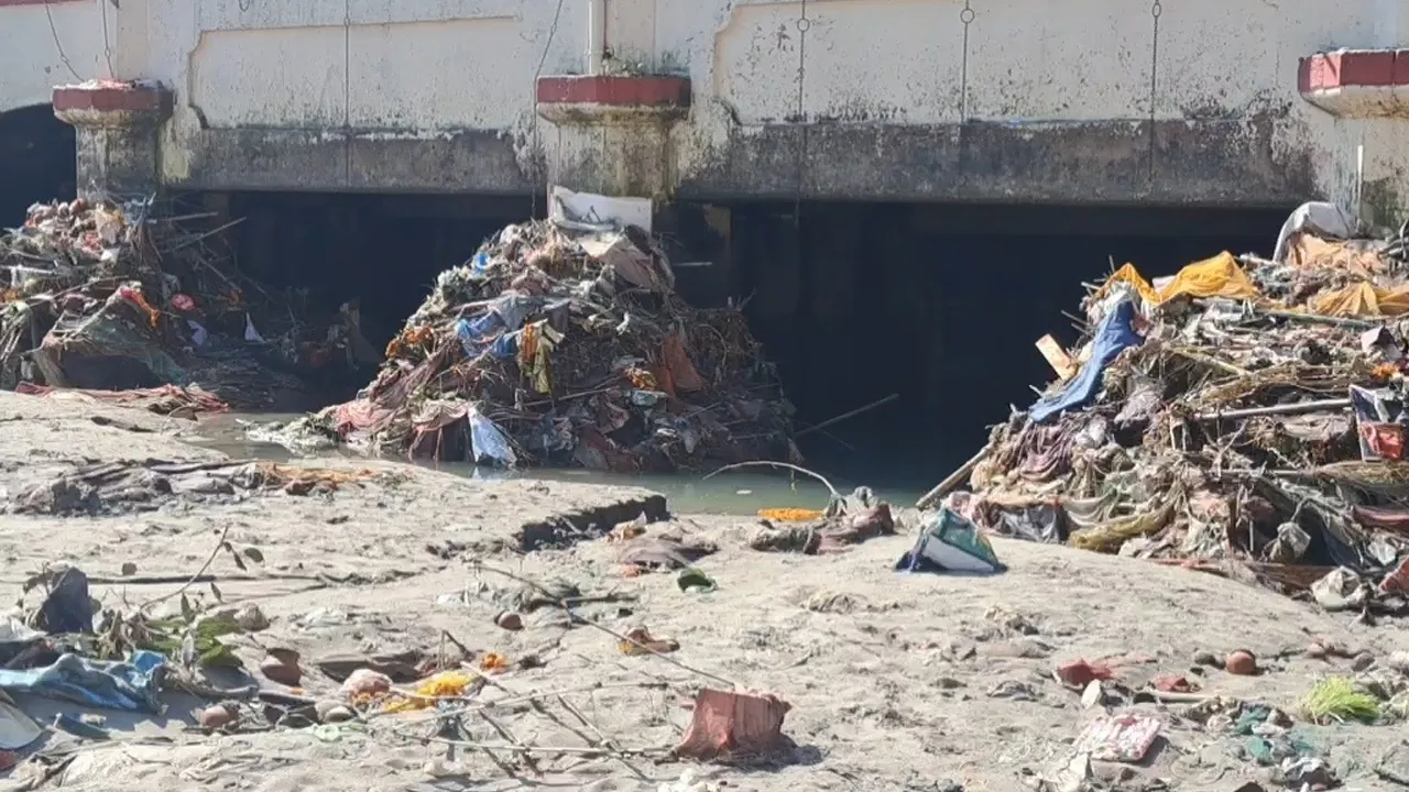 हरिद्वार: घाटों पर 4000 मीट्रिक टन कचरा; गंगा तो हमारी आस्था है फिर इसमें कचरा क्यों डाल रहे, जिम्मेदारी तो हमारी भी बनती है…